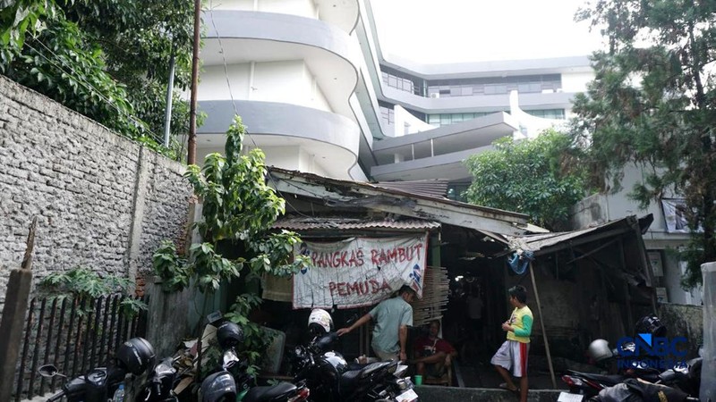 Supri 62 tahun pemilik jasa cukur rambut melayani pelanggan di Kawasan jalan Pemuda, Bogor, Jawa Barat, Kamis, (16/7/2026). (CNBC Indonesia/Muhammad Sabki)