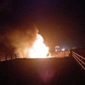 Api berkobar di jembatan yang rusak akibat serangan udara, di Bandar Khamir, provinsi Hormozgan, Iran, 16 Juli 2026, dalam cuplikan layar yang diperoleh dari video media sosial. (Media Sosial/via REUTERS)