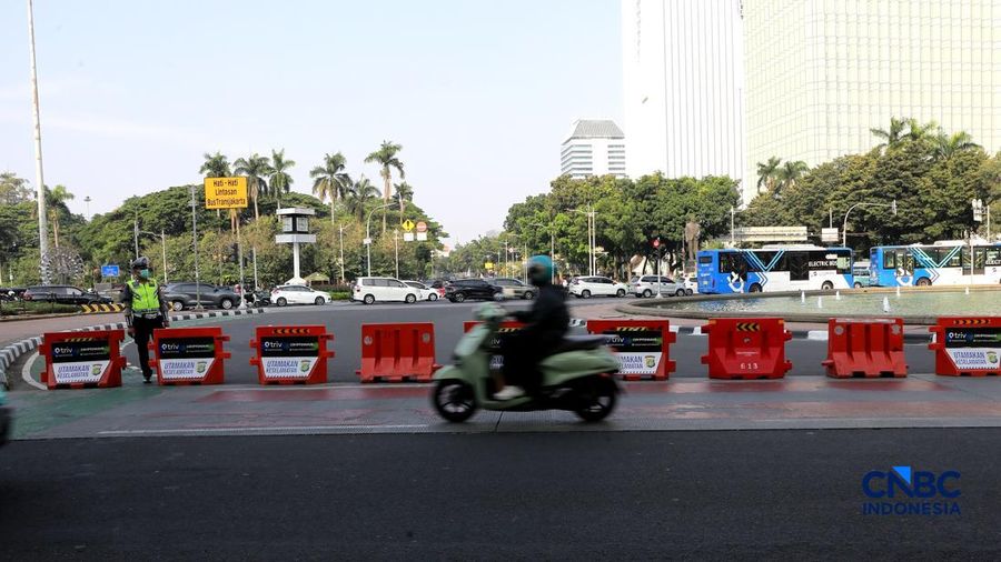 Badan Eksekutif Mahasiswa (BEM) Universitas Negeri Jakarta (UNJ) bersama Aliansi Majelis Perjuangan Rakyat menggelar unjuk rasa di sekitar Jalan Medan Merdeka Selatan, tepatnya di depan Pintu Monas Silang Merdeka Barat Daya, Jakarta, Jumat, (17/7/2026). (CNBC Indonesia/Muhammad Sabki)