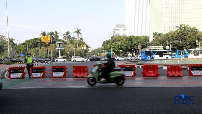 Badan Eksekutif Mahasiswa (BEM) Universitas Negeri Jakarta (UNJ) bersama Aliansi Majelis Perjuangan Rakyat menggelar unjuk rasa di sekitar Jalan Medan Merdeka Selatan, tepatnya di depan Pintu Monas Silang Merdeka Barat Daya, Jakarta, Jumat, (17/7/2026). (CNBC Indonesia/Muhammad Sabki)