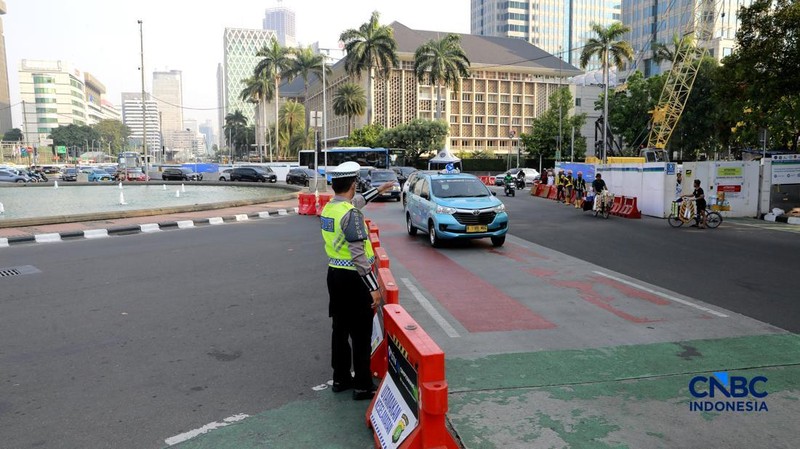 Badan Eksekutif Mahasiswa (BEM) Universitas Negeri Jakarta (UNJ) bersama Aliansi Majelis Perjuangan Rakyat menggelar unjuk rasa di sekitar Jalan Medan Merdeka Selatan, tepatnya di depan Pintu Monas Silang Merdeka Barat Daya, Jakarta, Jumat, (17/7/2026). (CNBC Indonesia/Muhammad Sabki)