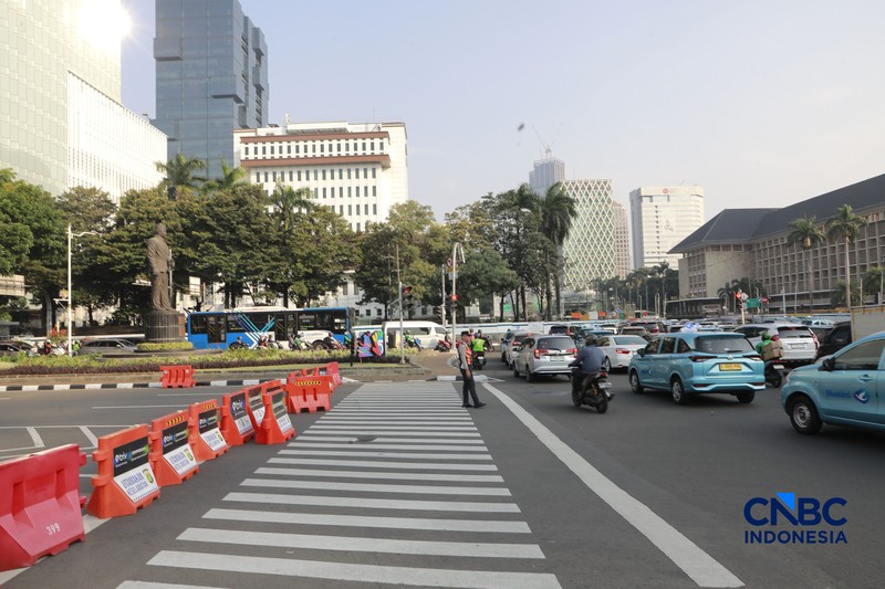 Badan Eksekutif Mahasiswa (BEM) Universitas Negeri Jakarta (UNJ) bersama Aliansi Majelis Perjuangan Rakyat menggelar unjuk rasa di sekitar Jalan Medan Merdeka Selatan, tepatnya di depan Pintu Monas Silang Merdeka Barat Daya, Jakarta, Jumat, (17/7/2026). (CNBC Indonesia/Muhammad Sabki)