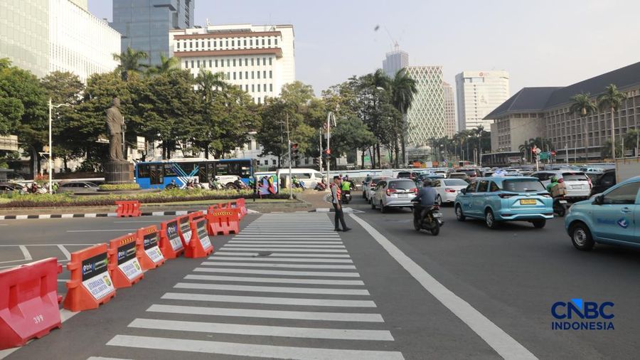 Badan Eksekutif Mahasiswa (BEM) Universitas Negeri Jakarta (UNJ) bersama Aliansi Majelis Perjuangan Rakyat menggelar unjuk rasa di sekitar Jalan Medan Merdeka Selatan, tepatnya di depan Pintu Monas Silang Merdeka Barat Daya, Jakarta, Jumat, (17/7/2026). (CNBC Indonesia/Muhammad Sabki)