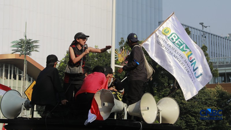 Badan Eksekutif Mahasiswa (BEM) Universitas Negeri Jakarta (UNJ) bersama Aliansi Majelis Perjuangan Rakyat menggelar unjuk rasa di sekitar Jalan Medan Merdeka Selatan, tepatnya di depan Pintu Monas Silang Merdeka Barat Daya, Jakarta, Jumat, (17/7/2026). (CNBC Indonesia/Muhammad Sabki)