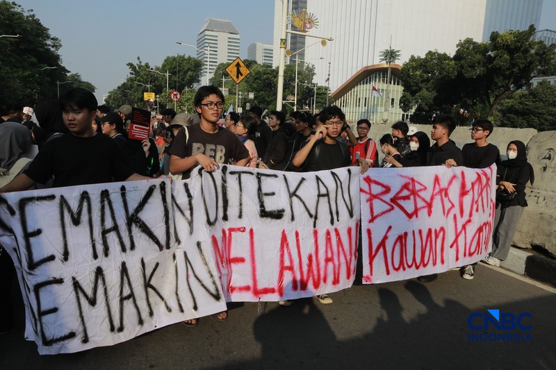 Badan Eksekutif Mahasiswa (BEM) Universitas Negeri Jakarta (UNJ) bersama Aliansi Majelis Perjuangan Rakyat menggelar unjuk rasa di sekitar Jalan Medan Merdeka Selatan, tepatnya di depan Pintu Monas Silang Merdeka Barat Daya, Jakarta, Jumat, (17/7/2026). (CNBC Indonesia/Muhammad Sabki)