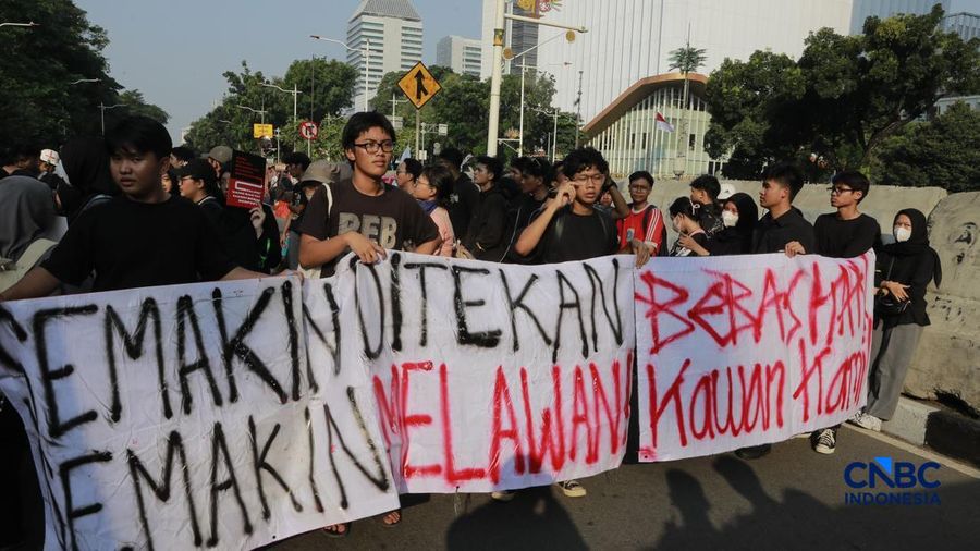 Badan Eksekutif Mahasiswa (BEM) Universitas Negeri Jakarta (UNJ) bersama Aliansi Majelis Perjuangan Rakyat menggelar unjuk rasa di sekitar Jalan Medan Merdeka Selatan, tepatnya di depan Pintu Monas Silang Merdeka Barat Daya, Jakarta, Jumat, (17/7/2026). (CNBC Indonesia/Muhammad Sabki)