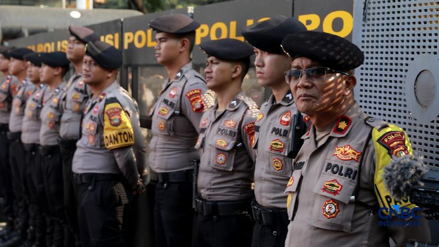 Badan Eksekutif Mahasiswa (BEM) Universitas Negeri Jakarta (UNJ) bersama Aliansi Majelis Perjuangan Rakyat menggelar unjuk rasa di sekitar Jalan Medan Merdeka Selatan, tepatnya di depan Pintu Monas Silang Merdeka Barat Daya, Jakarta, Jumat, (17/7/2026). (CNBC Indonesia/Muhammad Sabki)