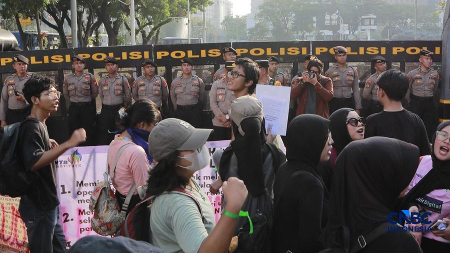 Badan Eksekutif Mahasiswa (BEM) Universitas Negeri Jakarta (UNJ) bersama Aliansi Majelis Perjuangan Rakyat menggelar unjuk rasa di sekitar Jalan Medan Merdeka Selatan, tepatnya di depan Pintu Monas Silang Merdeka Barat Daya, Jakarta, Jumat, (17/7/2026). (CNBC Indonesia/Muhammad Sabki)