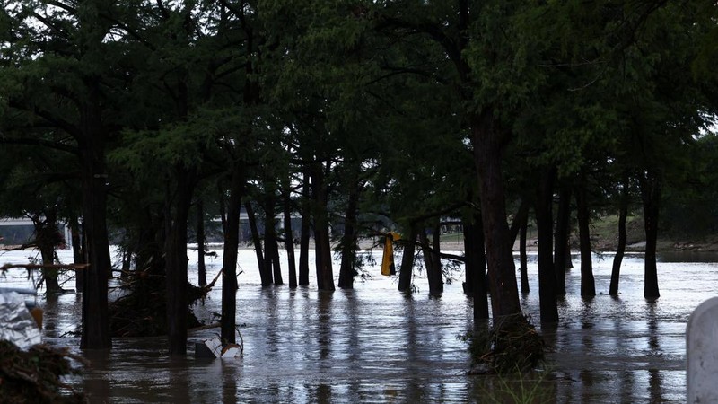 Banjir katastrofik kembali melanda Texas Tengah akibat meluapnya Sungai Guadalupe, Jumat (17/7/2026). (REUTERS/Kaylee Greenlee)