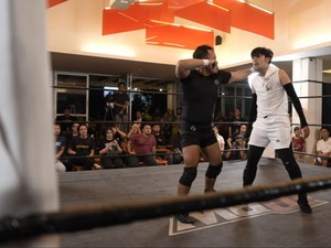 Video: Rahasia Aman Pegulat SmackDown Pasca Dibanting Keras!