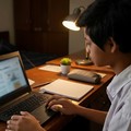 Ilustrasi seorang anak sedang fokus mengerjakan tugas menggunakan laptop di kamarnya pada malam hari. (Dok. PT PLN Persero)