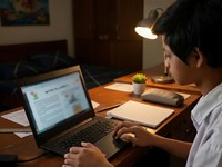 Ilustrasi seorang anak sedang fokus mengerjakan tugas menggunakan laptop di kamarnya pada malam hari. (Dok. PT PLN Persero)