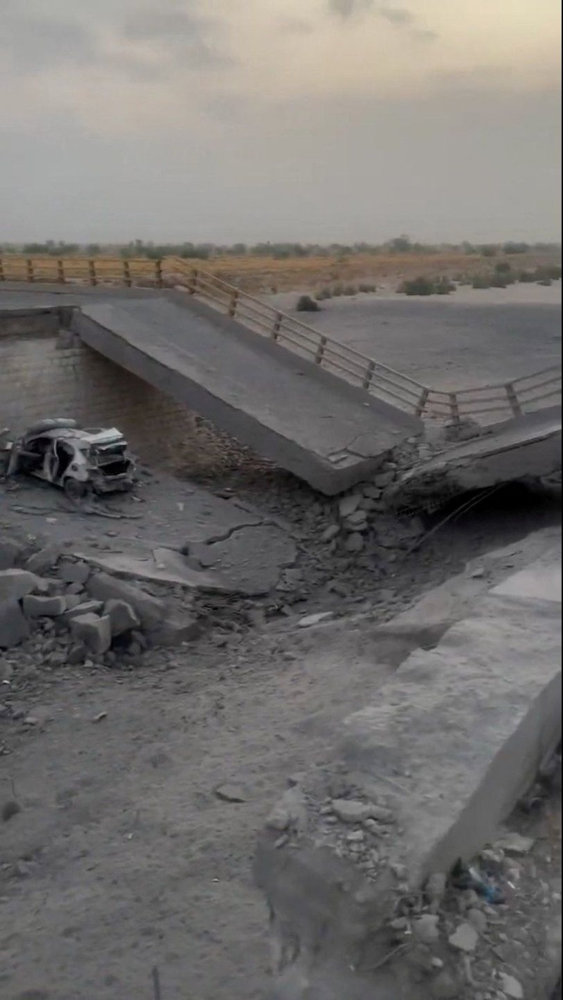 Kondisi jembatan yang rusak akibat serangan AS, di Bandar Khamir, provinsi Hormozgan, Iran, Jumat (17/7/2026). (Social Media/via REUTERS)