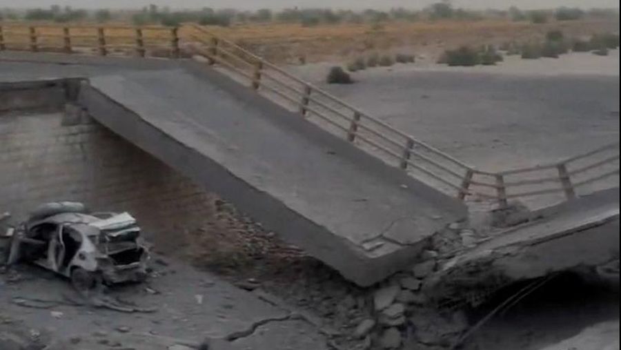 Kondisi jembatan yang rusak akibat serangan AS, di Bandar Khamir, provinsi Hormozgan, Iran, Jumat (17/7/2026). (Social Media/via REUTERS)