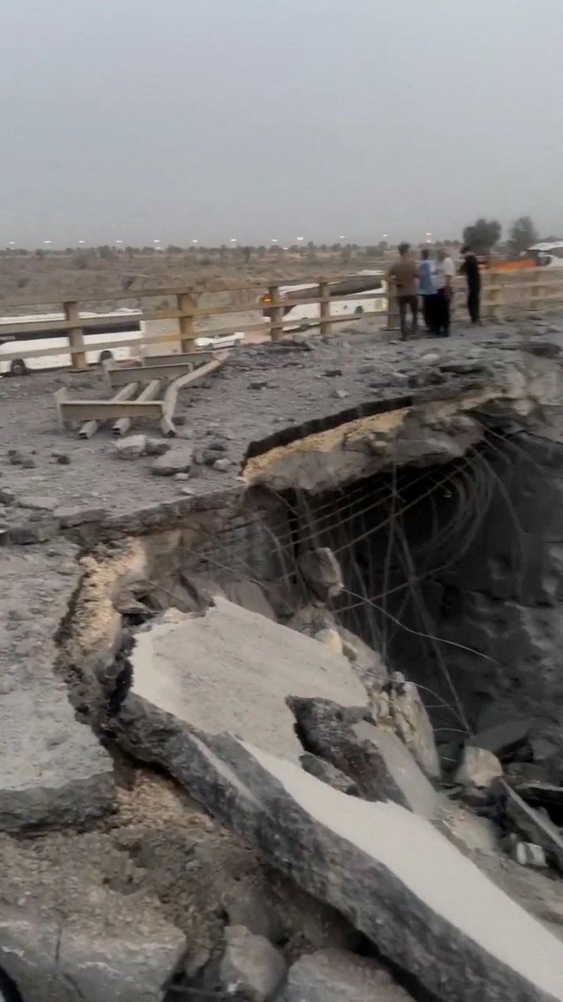 Kondisi jembatan yang rusak akibat serangan AS, di Bandar Khamir, provinsi Hormozgan, Iran, Jumat (17/7/2026). (Social Media/via REUTERS)