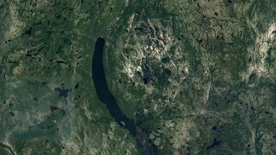 Lubang besar yang ditemukan di Google Maps pada tahun 2024 ini sebenarnya adalah kawah tumbukan meteor berusia 390 juta tahun. (Dok. Google Earth)