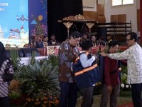 Menteri Keuangan (Menkeu) Purbaya Yudhi Sadewa secara resmi membuka rangkaian kegiatan Pasar Rakyat UMi Tahun 2026 di Sasana Hinggil Dwi Abad, Keraton Yogyakarta pada Kamis (16/07). (Istimewa)