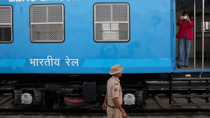 Namo Green Rail, kereta bertenaga hidrogen pertama di India, saat kunjungan media menjelang peresmiannya oleh Perdana Menteri Narendra Modi di Jind, Haryana, India, 16 Juli 2026. (REUTERS/Bhawika Chhabra)