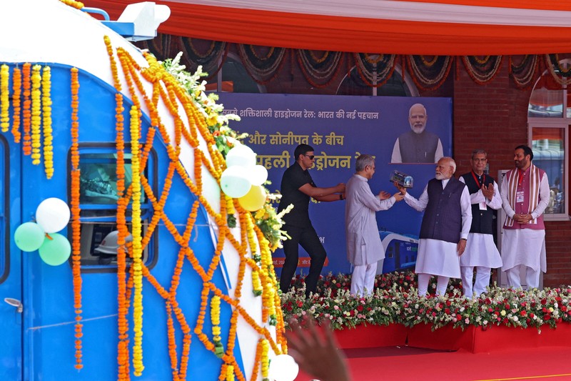 Namo Green Rail, kereta bertenaga hidrogen pertama di India, saat kunjungan media menjelang peresmiannya oleh Perdana Menteri Narendra Modi di Jind, Haryana, India, 16 Juli 2026. (REUTERS/Bhawika Chhabra)