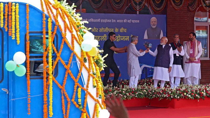 Narendra Modi bersama Menteri Perkeretaapian India Ashwini Vaishnaw, dan Kepala Menteri Haryana Nayab Singh Saini saat acara peluncuran Namo Green Rail, kereta bertenaga hidrogen pertama di India, di Jind, Haryana, India, 17 Juli 2026. (REUTERS/Bhawika Chhabra)
