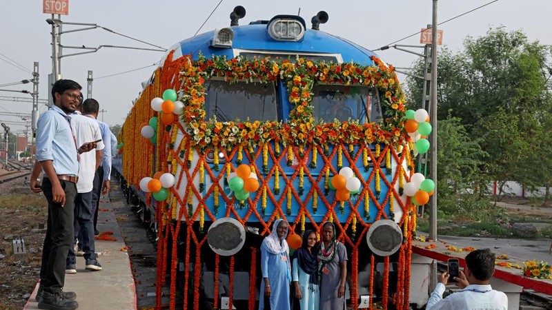 Namo Green Rail, kereta bertenaga hidrogen pertama di India, saat kunjungan media menjelang peresmiannya oleh Perdana Menteri Narendra Modi di Jind, Haryana, India, 16 Juli 2026. (REUTERS/Bhawika Chhabra)