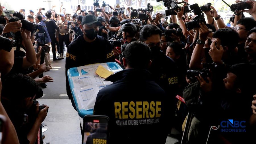 Pelimpahan tersangka Don Ritto dan barang bukti kasus dugaan korupsi dan pencucian uang PLN-Asabri ke Kejaksaan Agung (Kejagung), Jumat (17/7/2026). (CNBC Indonesia/Muhammad Sabki)
