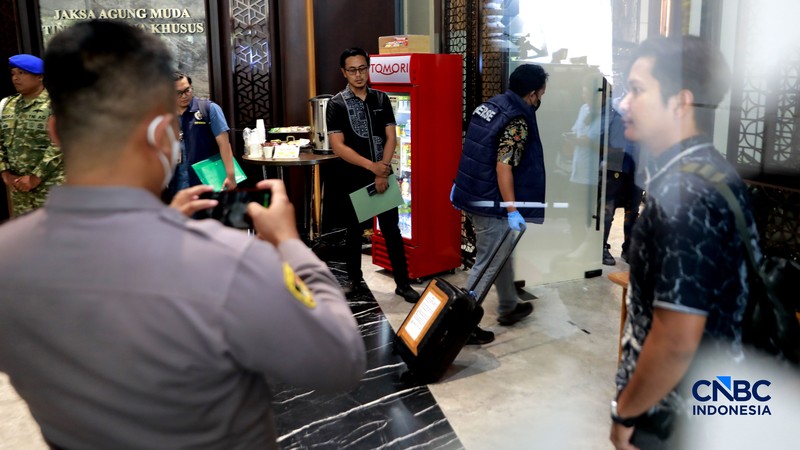 Tersangka kasus dugaan tindak pidana pencucian uang PT Asabri-Krakatau Steel, Don Ritto, tiba di Gedung Jampidsus, Kejaksaan Agung, Jakarta, Jumat (17/7/2026). (CNBC Indonesia/Muhammad SabkI)
