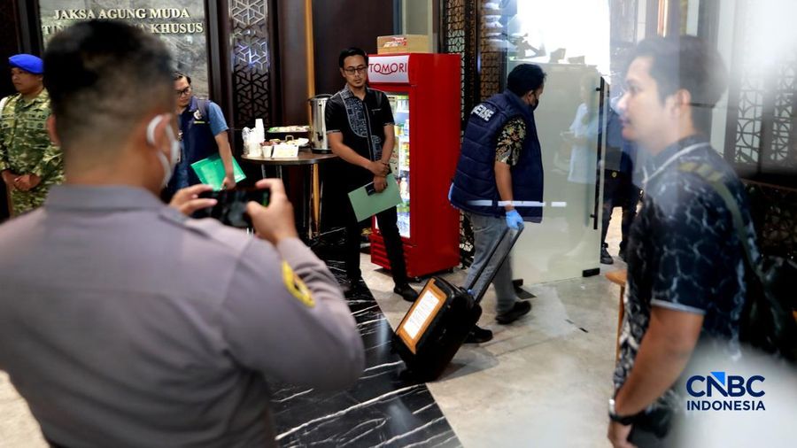 Pelimpahan tersangka Don Ritto dan barang bukti kasus dugaan korupsi dan pencucian uang PLN-Asabri ke Kejaksaan Agung (Kejagung), Jumat (17/7/2026). (CNBC Indonesia/Muhammad Sabki)