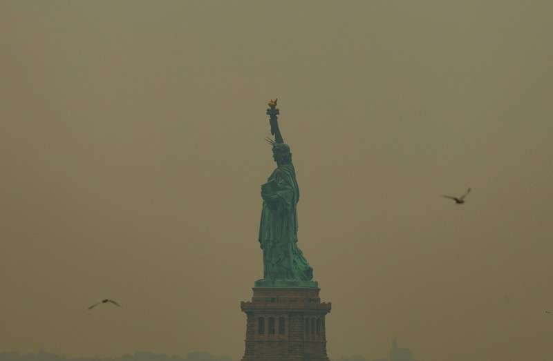 Pemandangan cakrawala Kota New York terlihat melalui lapisan asap kebakaran hutan di New York City, Amerika Serikat (AS), Kamis (16/72026). (REUTERS/Eduardo Munoz)