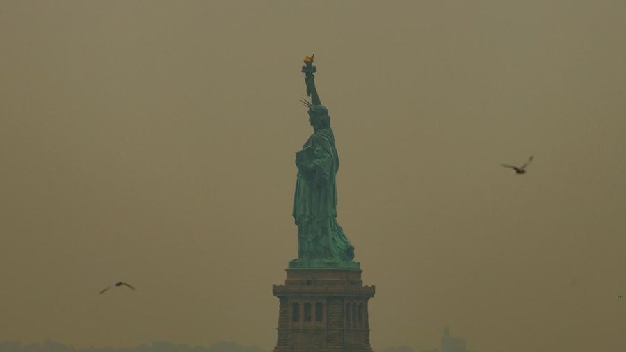 Pemandangan cakrawala Kota New York terlihat melalui lapisan asap kebakaran hutan di New York City, Amerika Serikat (AS), Kamis (16/72026). (REUTERS/Mike Segar)