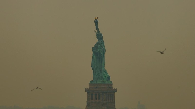 Pemandangan cakrawala Kota New York terlihat melalui lapisan asap kebakaran hutan di New York City, Amerika Serikat (AS), Kamis (16/72026). (REUTERS/Mike Segar)