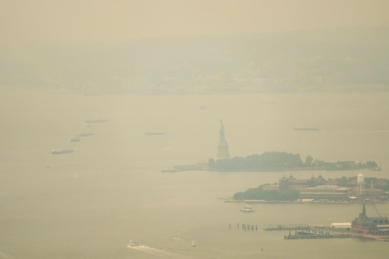 Pemandangan cakrawala Kota New York terlihat melalui lapisan asap kebakaran hutan di New York City, Amerika Serikat (AS), Kamis (16/72026). (REUTERS/Eduardo Munoz)
