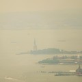 Pemandangan cakrawala Kota New York terlihat melalui lapisan asap kebakaran hutan di New York City, Amerika Serikat (AS), Kamis (16/72026). (REUTERS/Eduardo Munoz)