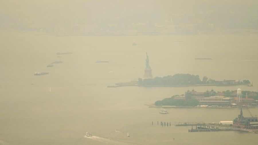 Pemandangan cakrawala Kota New York terlihat melalui lapisan asap kebakaran hutan di New York City, Amerika Serikat (AS), Kamis (16/72026). (REUTERS/Eduardo Munoz)