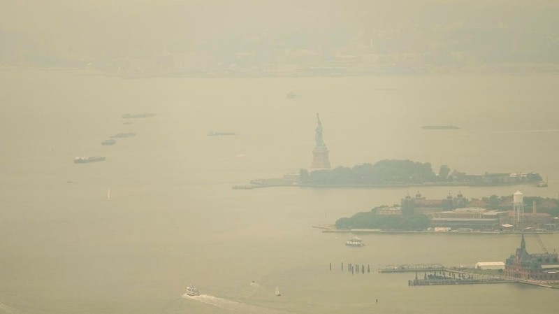 Pemandangan cakrawala Kota New York terlihat melalui lapisan asap kebakaran hutan di New York City, Amerika Serikat (AS), Kamis (16/72026). (REUTERS/Eduardo Munoz)