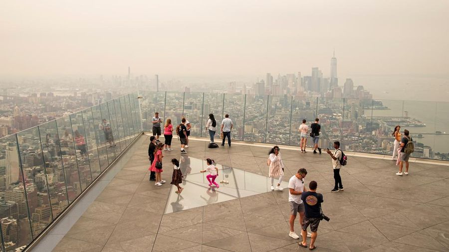 Pemandangan cakrawala Kota New York terlihat melalui lapisan asap kebakaran hutan di New York City, Amerika Serikat (AS), Kamis (16/72026). (REUTERS/Eduardo Munoz)