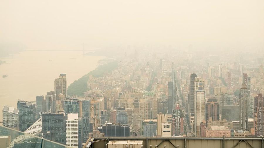 Pemandangan cakrawala Kota New York terlihat melalui lapisan asap kebakaran hutan di New York City, Amerika Serikat (AS), Kamis (16/72026). (REUTERS/Eduardo Munoz)