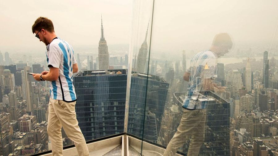 Pemandangan cakrawala Kota New York terlihat melalui lapisan asap kebakaran hutan di New York City, Amerika Serikat (AS), Kamis (16/72026). (REUTERS/Eduardo Munoz)