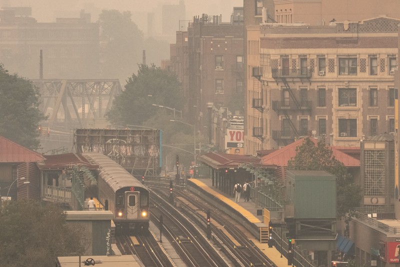 Pemandangan cakrawala Kota New York terlihat melalui lapisan asap kebakaran hutan di New York City, Amerika Serikat (AS), Kamis (16/72026). (REUTERS/Eduardo Munoz)