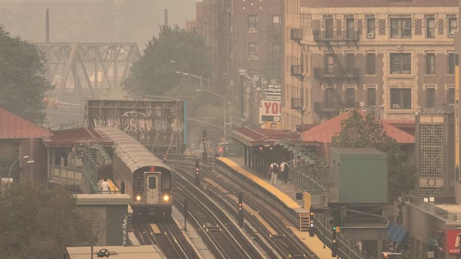Pemandangan cakrawala Kota New York terlihat melalui lapisan asap kebakaran hutan di New York City, Amerika Serikat (AS), Kamis (16/72026). (REUTERS/David Dee Delgado)