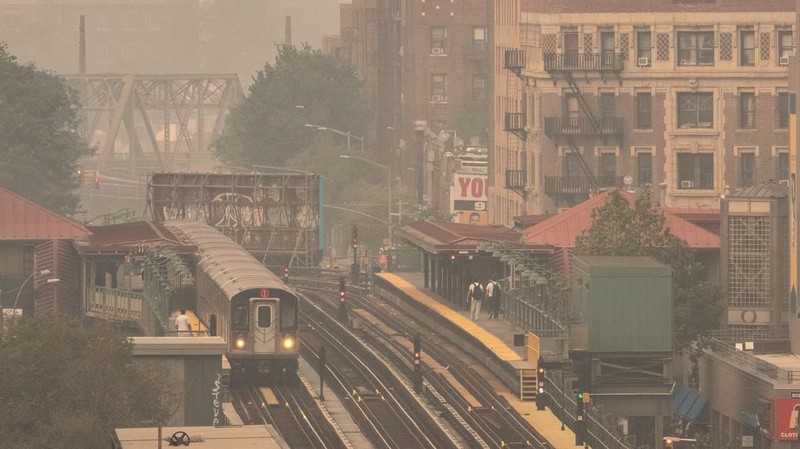 Pemandangan cakrawala Kota New York terlihat melalui lapisan asap kebakaran hutan di New York City, Amerika Serikat (AS), Kamis (16/72026). (REUTERS/David Dee Delgado)