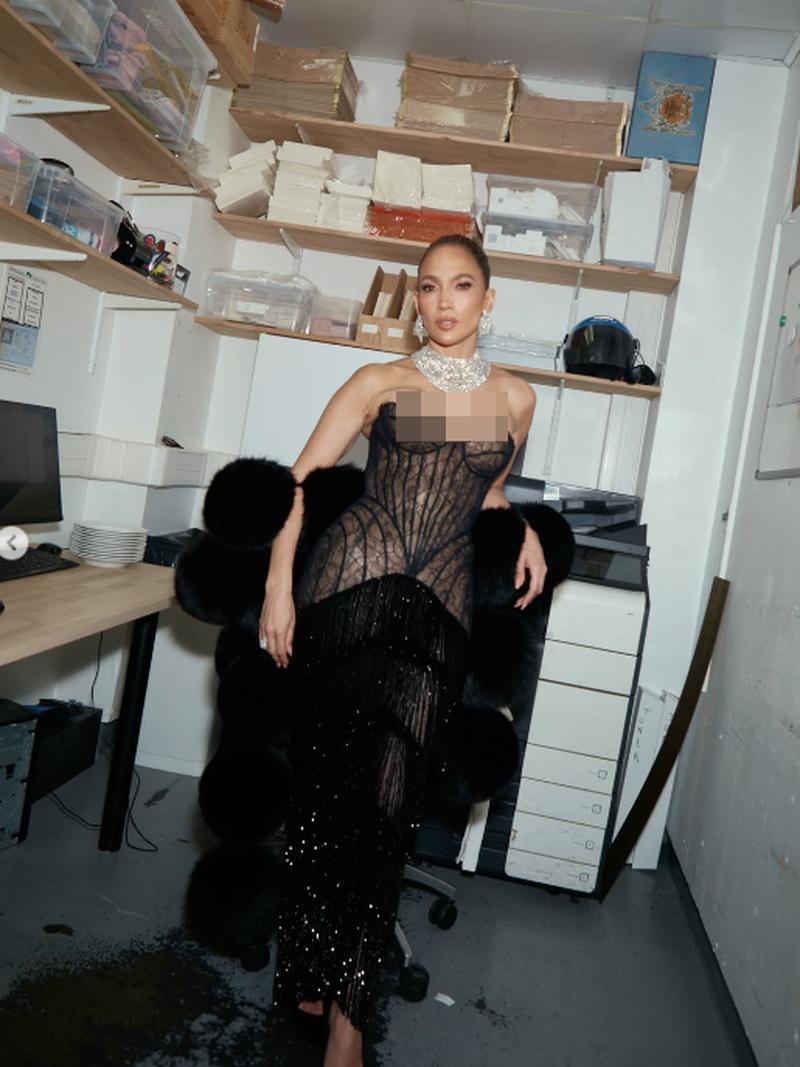 Gaya Ultah JLo Ultah ke-57, 3 Kali Ganti Baju dengan Perhiasan 500 Karat
