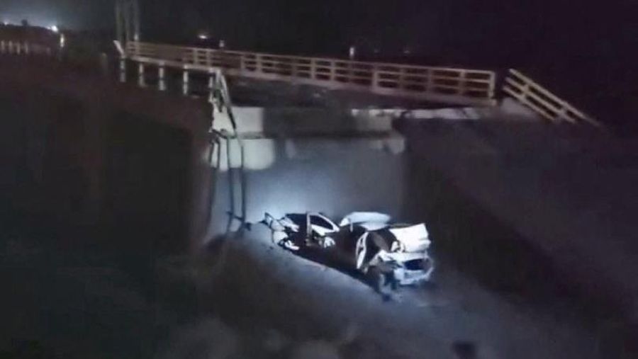 Sebuah cahaya menerangi kendaraan yang rusak dan bagian jembatan yang runtuh setelah serangan udara, di Bandar Khamir, provinsi Hormozgan, Iran, 16 Juli 2026, dalam tangkapan layar yang diperoleh dari video media sosial. (Media Sosial/via REUTERS)