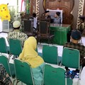 Sepasang calon pengantin Azril 24 tahun dan Julia 23 tahun menjalani prosesi akad nikah di KUA Tebet, Jakarta, Jumat, (17/7/2026). (CNBC Indonesia/Muhammad Sabki)
