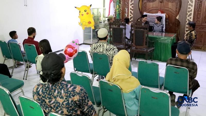 Sepasang calon pengantin Azril 24 tahun dan Julia 23 tahun menjalani prosesi akad nikah di KUA Tebet, Jakarta, Jumat, (17/7/2026). (CNBC Indonesia/Muhammad Sabki)