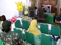 Sepasang calon pengantin Azril 24 tahun dan Julia 23 tahun menjalani prosesi akad nikah di KUA Tebet, Jakarta, Jumat, (17/7/2026). (CNBC Indonesia/Muhammad Sabki)