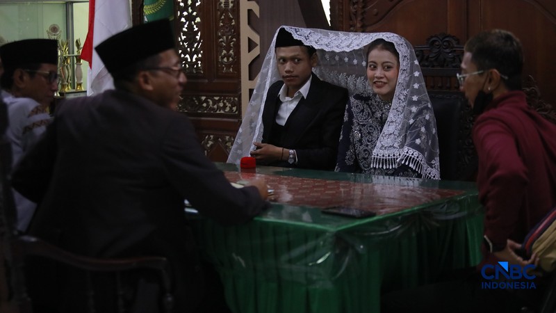 Sepasang calon pengantin Azril 24 tahun dan Julia 23 tahun menjalani prosesi akad nikah di KUA Tebet, Jakarta, Jumat, (17/7/2026). (CNBC Indonesia/Muhammad Sabki)