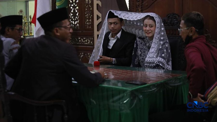 Sepasang calon pengantin Azril 24 tahun dan Julia 23 tahun menjalani prosesi akad nikah di KUA Tebet, Jakarta, Jumat, (17/7/2026). (CNBC Indonesia/Muhammad Sabki)