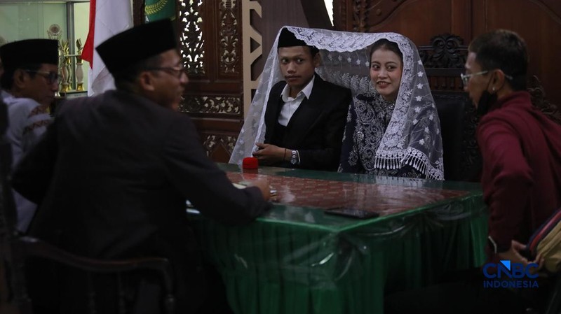 Sepasang calon pengantin Azril 24 tahun dan Julia 23 tahun menjalani prosesi akad nikah di KUA Tebet, Jakarta, Jumat, (17/7/2026). (CNBC Indonesia/Muhammad Sabki)