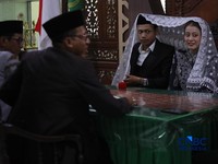 Sepasang calon pengantin Azril 24 tahun dan Julia 23 tahun menjalani prosesi akad nikah di KUA Tebet, Jakarta, Jumat, (17/7/2026). (CNBC Indonesia/Muhammad Sabki)